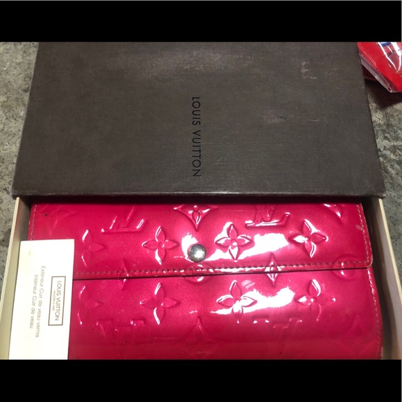 Louis Vuitton Handbags - Louis Vuitton Pink Vernis Sarah Wallet